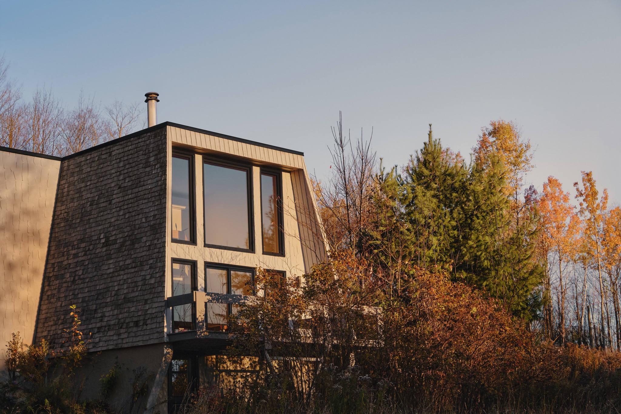 Maison équipée de fenêtres Isothermic au coucher du soleil