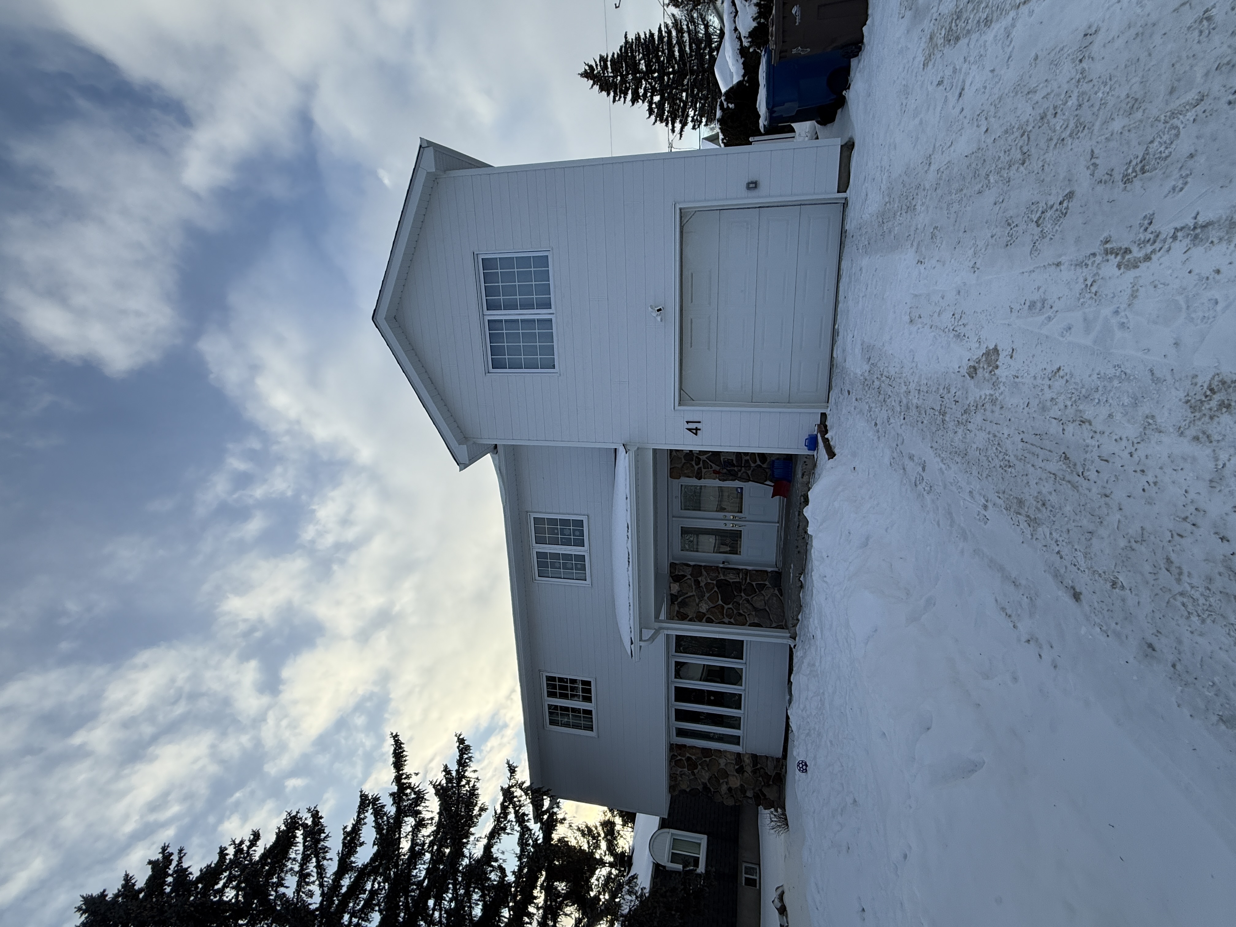 Finition détail — bois, cadres et quincaillerie